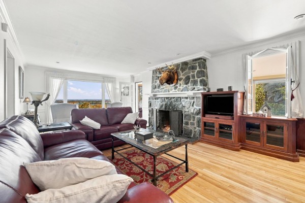 Living room - 388 Ch. Braulière, Montebello, QC J0V1L0 Photo 5
