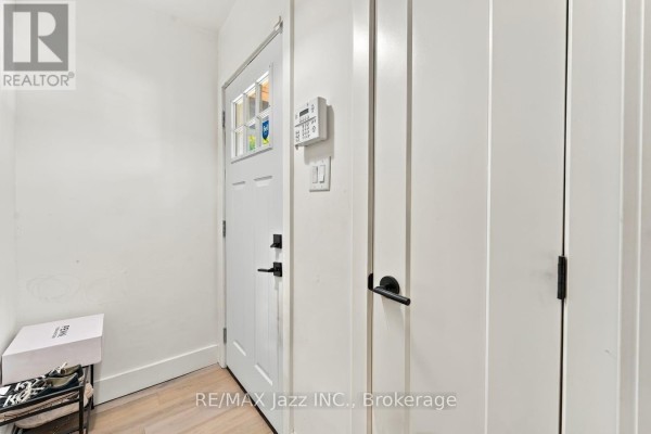 Bedroom 2 - 388 Eagle Street, Newmarket, ON L3Y1K4 Photo 4