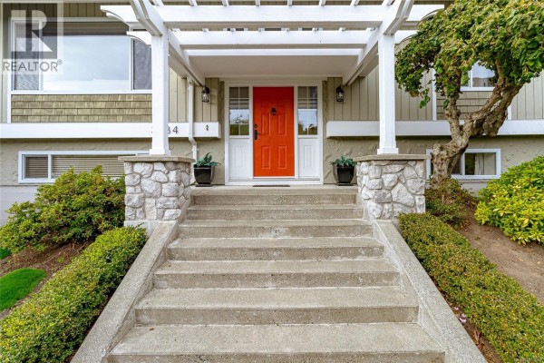 Entrance - 3884 Finnerty Rd, Saanich, BC V8N4A2 Photo 2