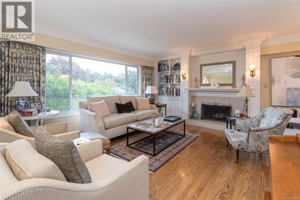 Recreation room - 3884 Finnerty Rd, Saanich, BC V8N4A2 Photo 4