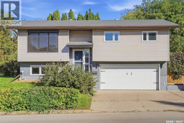 Living room - 389 21st Street W, Prince Albert, SK S6V4J2 Photo 2