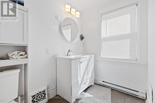 Kitchen - 389 Daly Avenue, Ottawa, ON K1N6H1 Photo 5