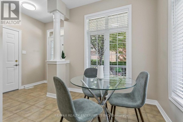 Living room - 39 - 1633 Northmount Avenue, Mississauga, ON L5E1Y9 Photo 3