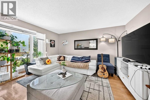 Living room - 39 Aberdare Way Ne, Calgary, AB T2A6T6 Photo 2