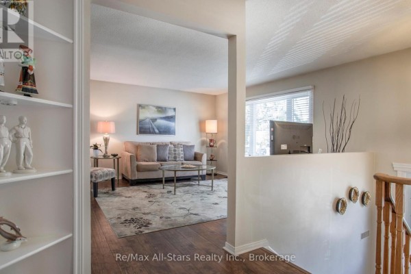 Living room - 39 Applewood Crescent, Scugog, ON L9L1G7 Photo 4