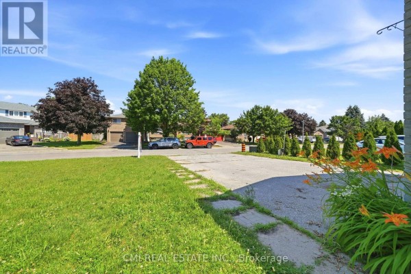Street view from the front lawn showing houses and cars. - 39 Camrose Drive, Georgina