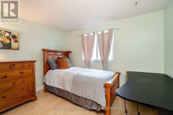 Kitchen - 39 Courtleigh Square, Brampton, ON L6Z1J2 Photo 3