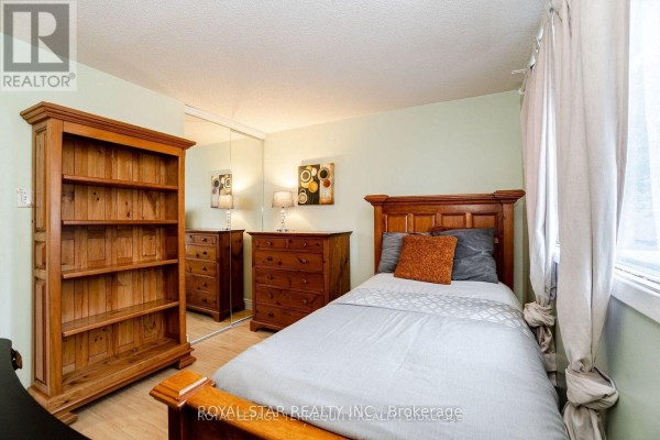 Den - 39 Courtleigh Square, Brampton, ON L6Z1J2 Photo 4