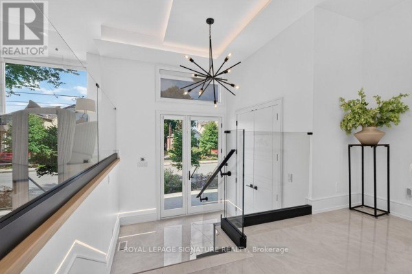 Living room - 39 Derwyn Road, Toronto, ON M4J4N1 Photo 4