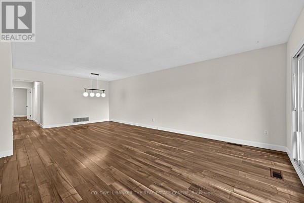Living room - 39 Highcroft Road, Barrie, ON L4N2X6 Photo 4
