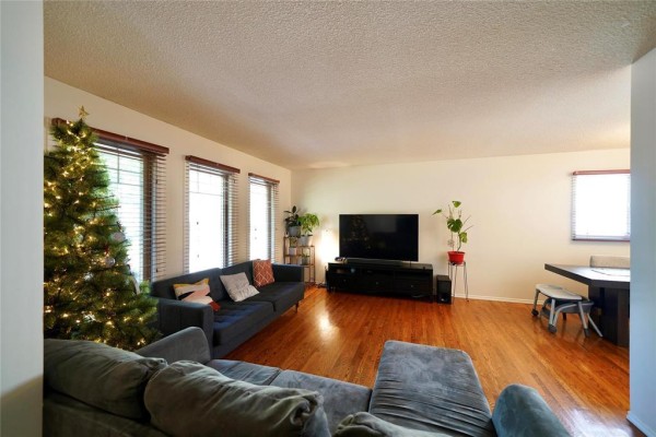 Eat in kitchen - 39 Kinsley Crescent, Winnipeg, MB R2C4K1 Photo 3