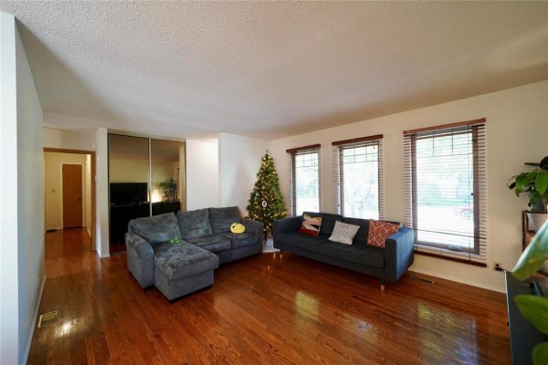 Primary Bedroom - 39 Kinsley Crescent, Winnipeg, MB R2C4K1 Photo 4