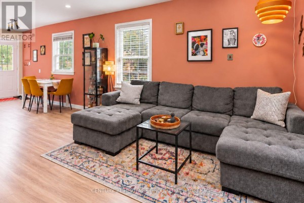Living room - 39 Lorne Street, Kingston, ON K7K4L6 Photo 2