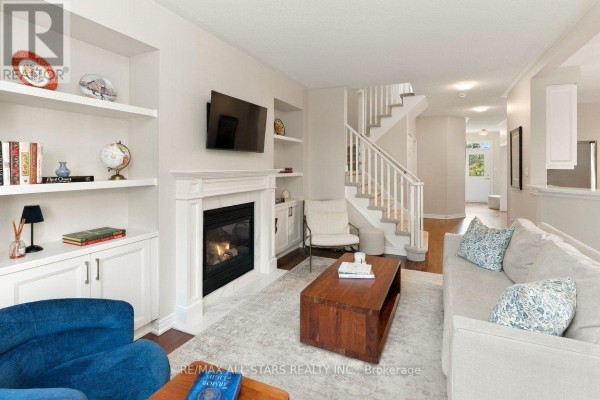 Living room - 39 Louisbourg Way, Markham, ON L6E2A2 Photo 5