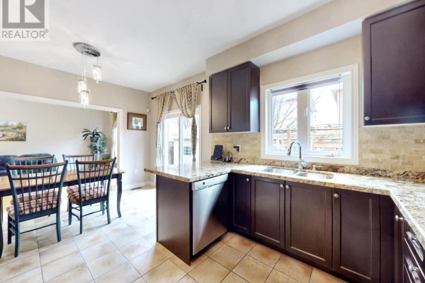 Family room - 39 Pantano Drive, Vaughan, ON L4J0A9 Photo 5