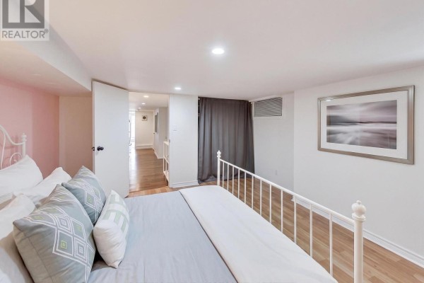 Kitchen - 39 Pendrith Street, Toronto, ON M6G1R6 Photo 5