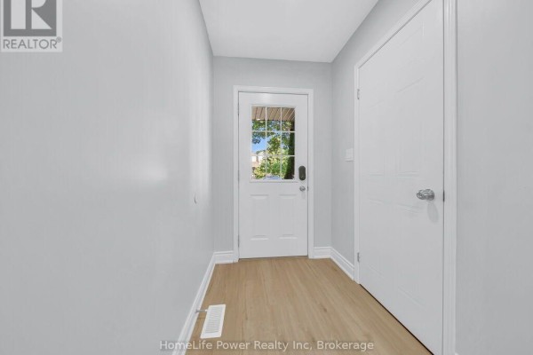 Bathroom - 39 Reistview Street, Kitchener, ON N2E4H3 Photo 4