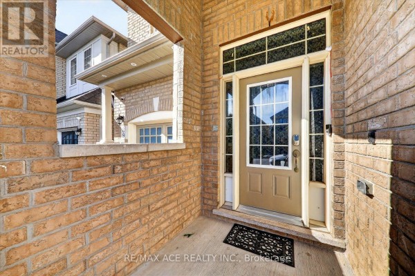 Family room - 39 Skelton Crescent, Ajax, ON L1Z1R4 Photo 5