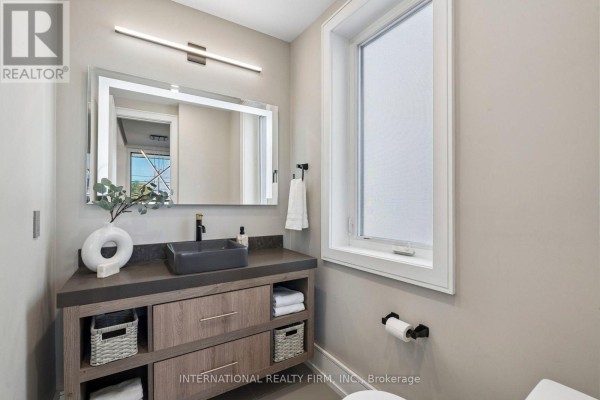 Primary Bedroom - 39 Wilmington Avenue, Toronto, ON M3H5J1 Photo 5