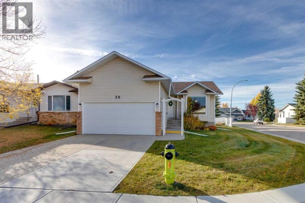 39 Woodside Close Nw, Airdrie, AB, photo 2