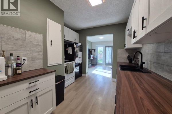 Living room - 390 6th Avenue Nw, Swift Current, SK S9H0Y1 Photo 4