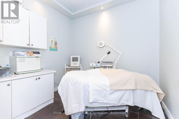 390 Bloor Street W, Toronto, ON M5S1X4 Photo 5