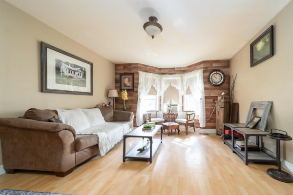 Living room - 39003 Uppingham Road, Anola, MB R5L0J4 Photo 3