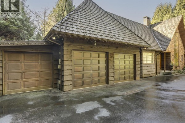 Close-up of the garage doors with wooden texture and design - 3904 Westridge Avenue, West Vancouver