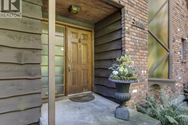Front door with wooden finish and decorative planter - 3904 Westridge Avenue, West Vancouver
