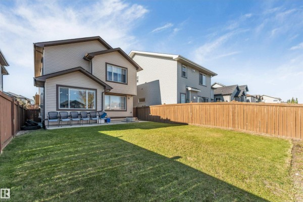Kitchen - 3908 166 Av Nw, Edmonton, AB T5Y0N9 Photo 3