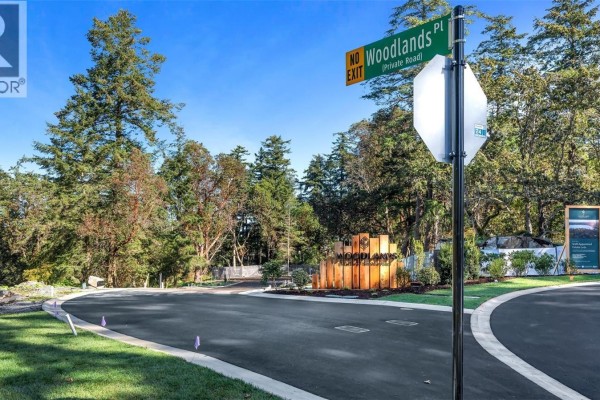 3908 Woodlands Pl, Saanich, BC, photo 3