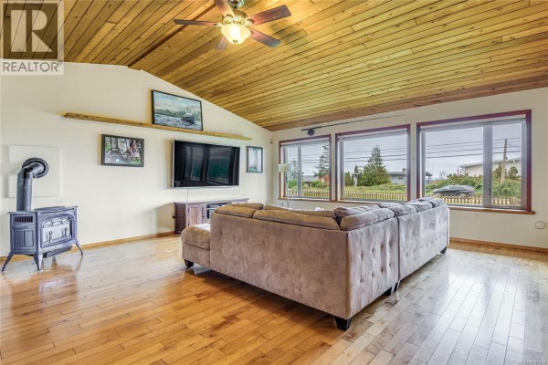 Primary Bedroom - 3910 Island Hwy S, Campbell River, BC V9H1M1 Photo 4