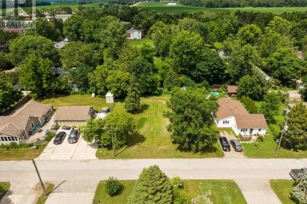 3910 Park Street, Plympton Wyoming, ON, photo 2
