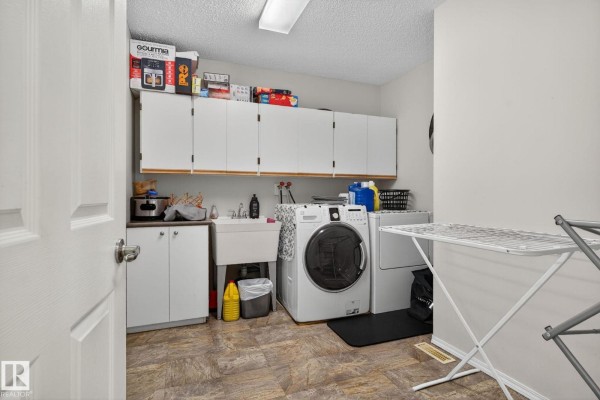 Kitchen - 3912 31 St Nw, Edmonton, AB T6T1J5 Photo 3