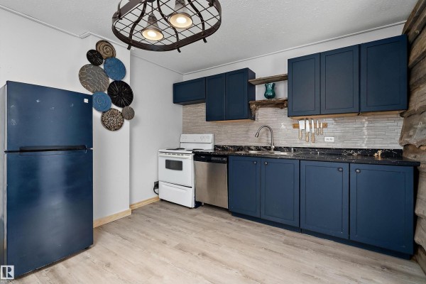 Primary Bedroom - 3913 53a St, Wetaskiwin, AB T9A1R7 Photo 3