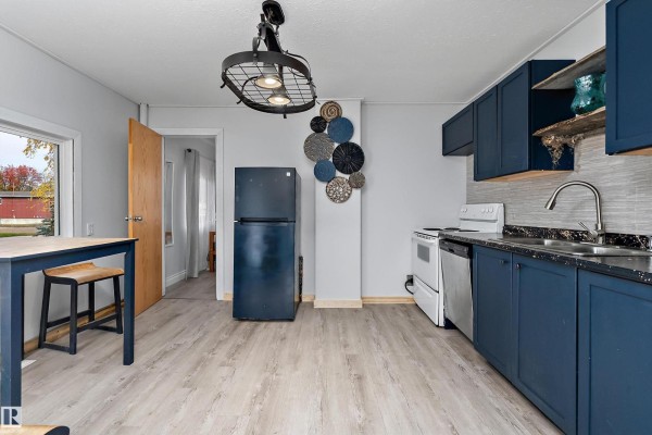 Bedroom 2 - 3913 53a St, Wetaskiwin, AB T9A1R7 Photo 4