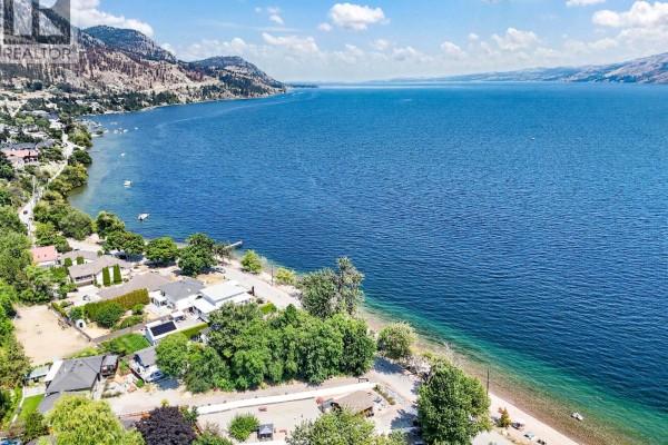 4pc Bathroom - 3922 Beach Avenue, Peachland, BC V0H1X1 Photo 2