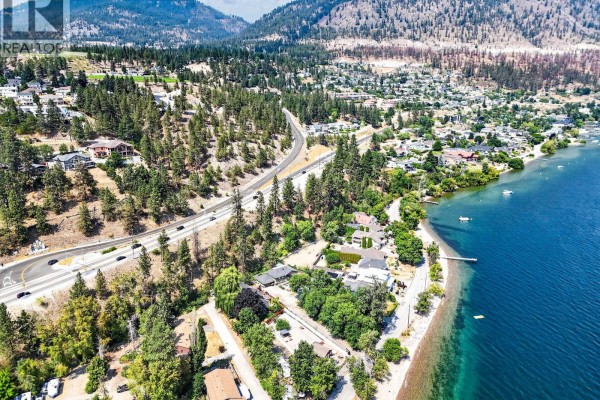 Primary Bedroom - 3922 Beach Avenue, Peachland, BC V0H1X1 Photo 3