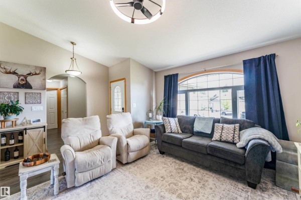 Family room - 3924 44 Av, Drayton Valley, AB T7A0A1 Photo 4