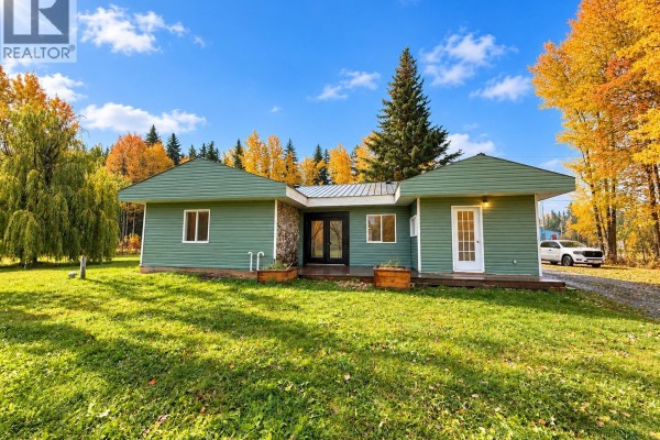 Living room - 3925 Aird Road, Quesnel, BC V2J6V8 Photo 5