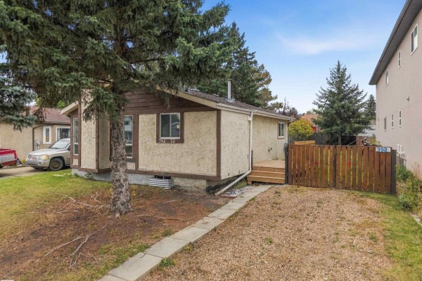 Kitchen - 3927 22 Av Nw, Edmonton, AB T6L4M1 Photo 2
