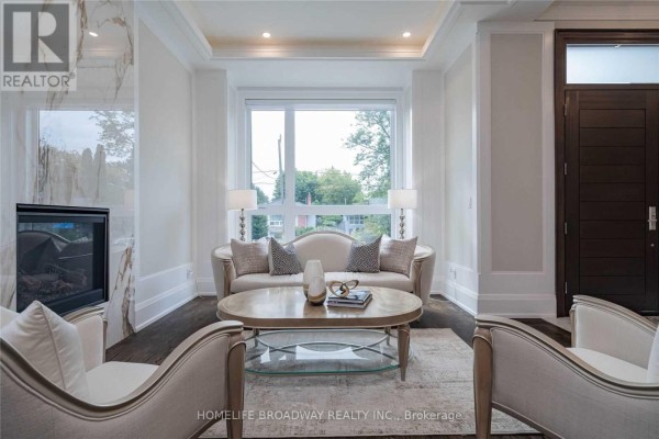 Family room - 393 Balkan Road, Richmond Hill, ON L4C2P2 Photo 5