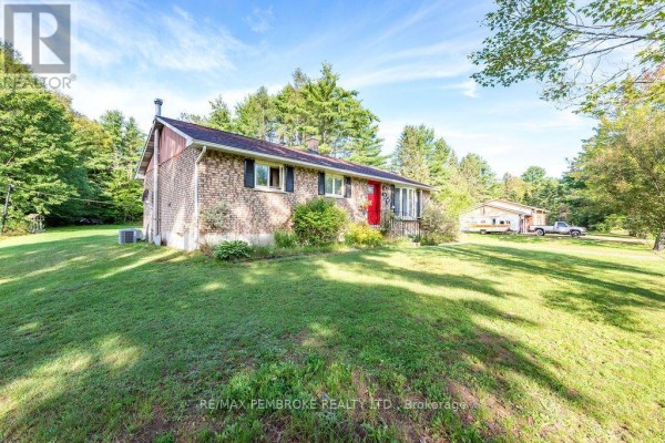 Primary Bedroom - 393 Biggs Road, Laurentian Valley, ON K8A6W7 Photo 3