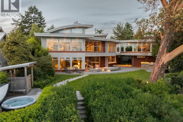 3931 Cadboro Bay Rd, Saanich, BC, photo 2