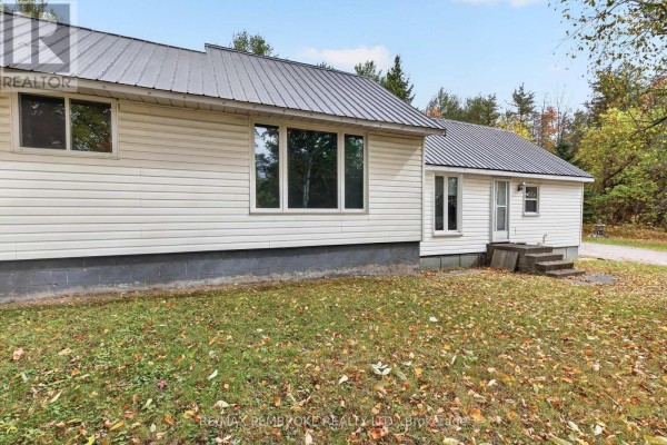 Family room - 39326 Highway 41 Highway, Laurentian Valley, ON K8A6W4 Photo 4