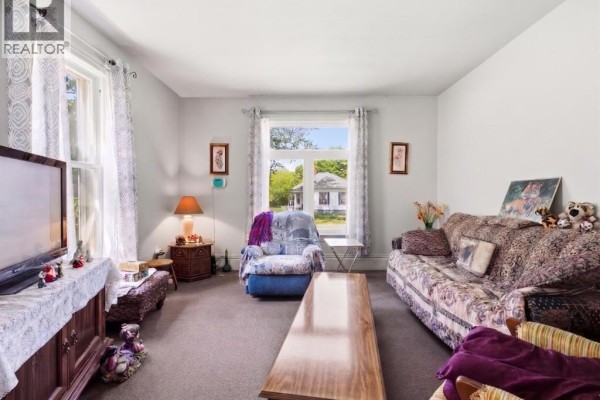 Living room - 394 Palmerston Street South, Sarnia, ON N7T3P2 Photo 4