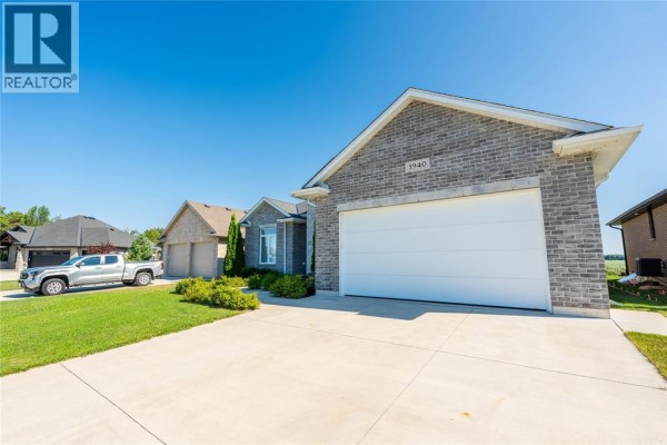 3940 Arie Court, Plympton Wyoming, ON, photo 2