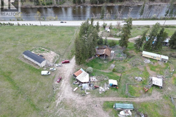 Full bathroom - 3940 Highway 3, Rock Creek, BC V0H1Y0 Photo 2