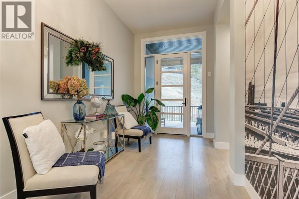 Living room - 3953 Beachview Drive, West Kelowna, BC V4T2K1 Photo 4