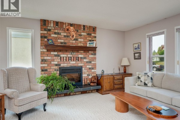 Family room - 3960 Arlene Pl, Saanich, BC V8Z6H9 Photo 3